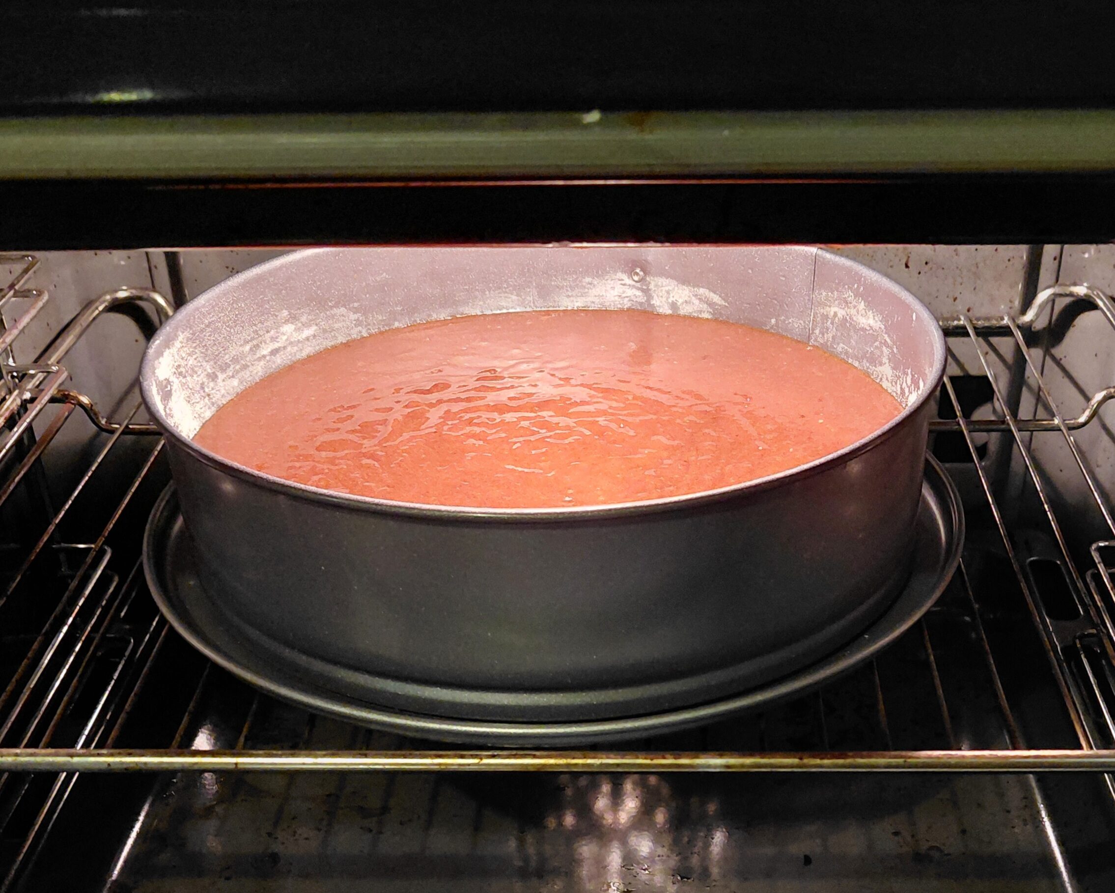 Composto della torta in teglia, messo a cuocere in forno